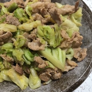 簡単☆豚バラとキャベツのガリバタ醤油炒め